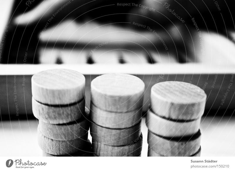 Du bist dran! Würfel Backgammon Stein Spielfigur Hand Schwarzweißfoto Holz rund Zacken Spielen Spielbrett Erfolg Verlierer Sommer Langeweile Spielesammlung