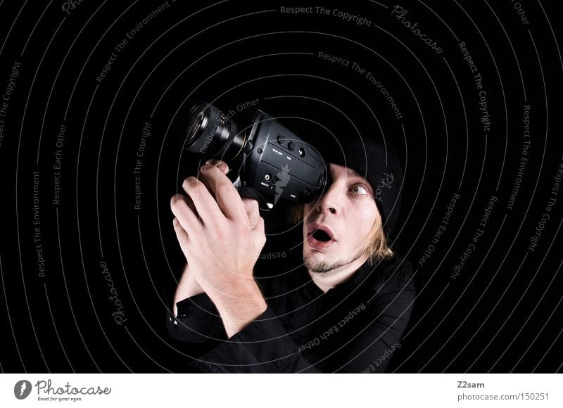 BOAR! Fotokamera erstaunt Fischauge Mann Hand schwarz Blick retro Medien 8mm Videokamera festhalten Brennpunkt Jugendliche