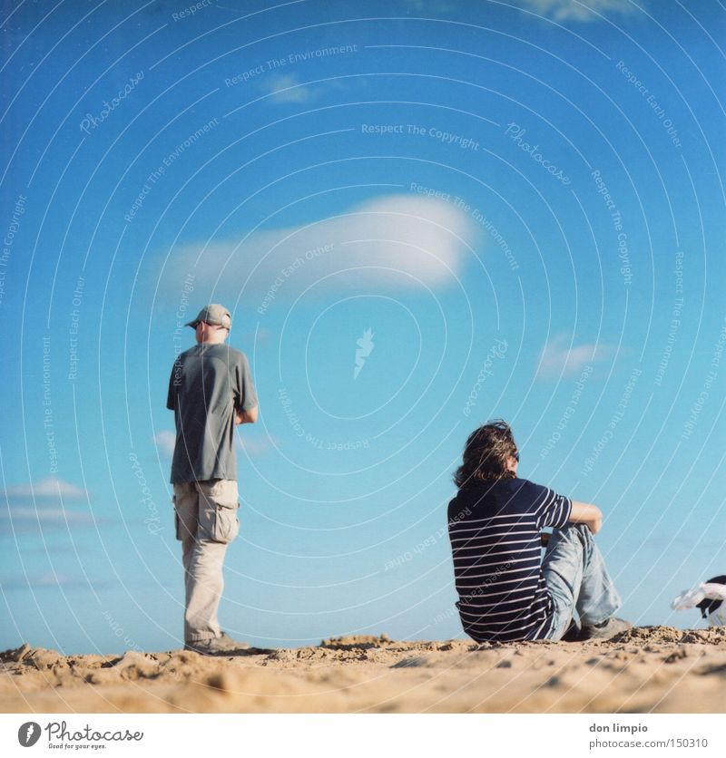 einsam, zweisam 2 Freundschaft Mensch Wolken blau Himmel Strand Rollfilm Mittelformat analog Kommunizieren