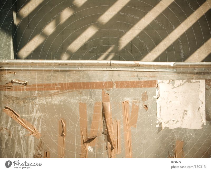 streif Streifen Schatten Beton Wand Klebeband verfallen verwittert Metall Metallwaren kleben Rest Plakat obskur decay übrig