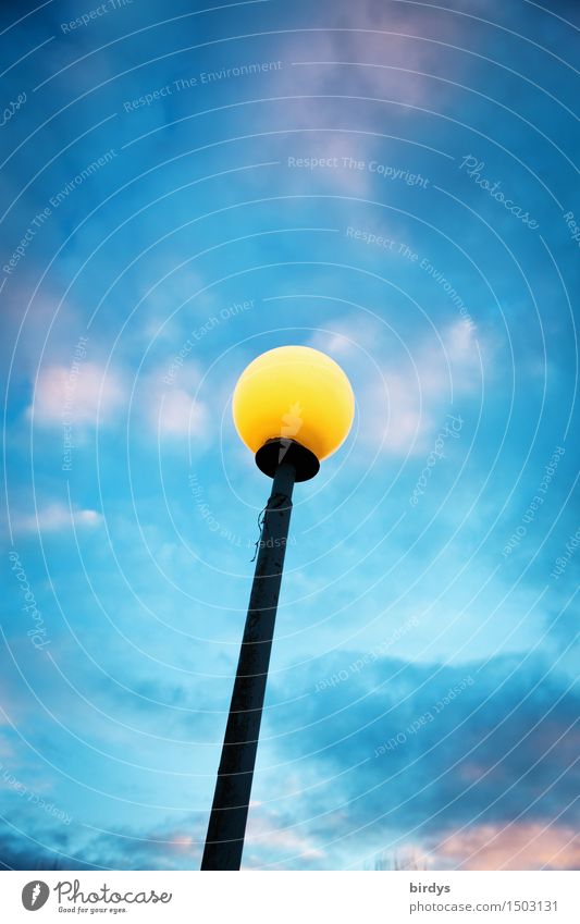 Lichtlolli Himmel Wolken Vollmond Wetter Kugel leuchten außergewöhnlich rund Wärme blau gelb ästhetisch Farbe Mittelpunkt Sonne Symbole & Metaphern Farbfoto
