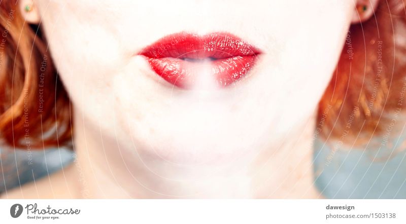 Rote Lippen der jungen Frau Lifestyle schön Gesundheitswesen Business feminin Mädchen Erwachsene Gesicht Mund 1 Mensch 18-30 Jahre Jugendliche Nebel Mode