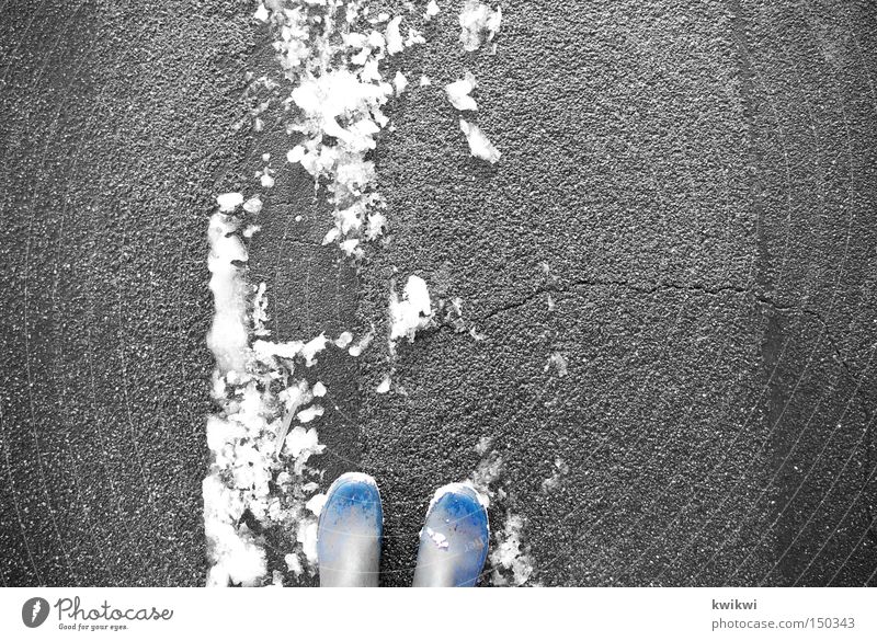 freeeeeeeze Schnee Winter kalt Fuß treten Stiefel stehen Straße Frost Spuren gehen blau Gummistiefel grau weiß