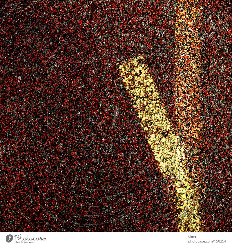 Goldene Sackgasse Verkehrswege Schilder & Markierungen Graffiti Linie gelb rot Farbe Sportplatz Abzweigung Spielfeld grobkörnig Wandmalereien Bodenbelag