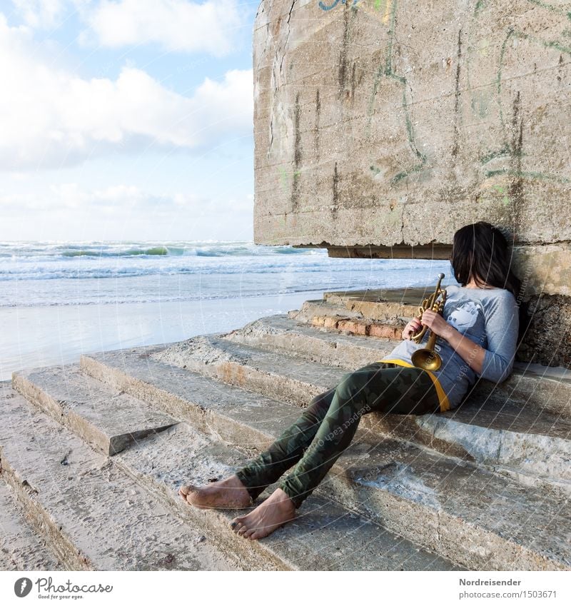 Schaltbubu | Den Tag verträumen Sinnesorgane Erholung ruhig Tourismus Meer Mensch feminin Frau Erwachsene Musiker Küste Strand Nordsee Ruine Bauwerk Architektur