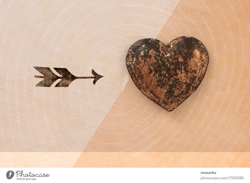 Pfeil und Herz auf strukturierten Hintergrund Design Glück Valentinstag Papier Souvenir Engel fliegen Liebe trendy historisch retro verrückt wild Leidenschaft