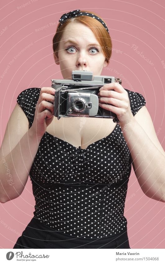 Pin-up Stil Fotokamera Mensch feminin Junge Frau Jugendliche 1 18-30 Jahre Erwachsene Künstler Rockabilly Mode rothaarig Scheitel beobachten festhalten