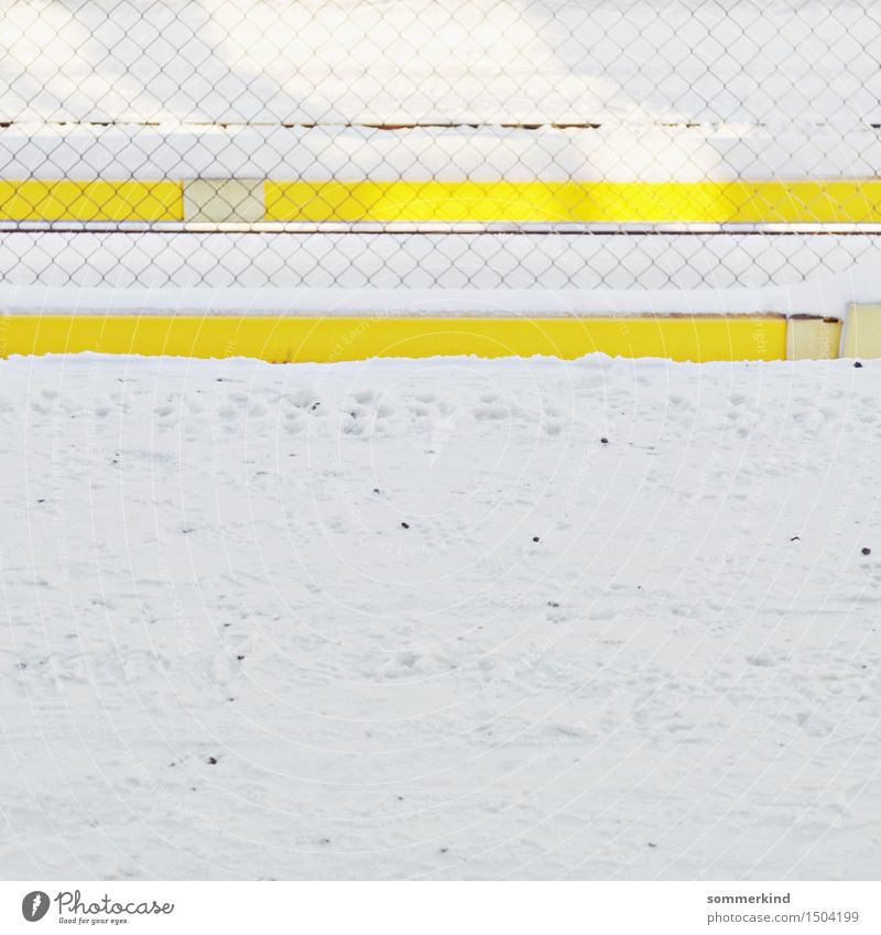 Parallelen Winter Eis Frost Schnee Stadt Bahnhof Bahnfahren Bahnsteig mehrfarbig gelb weiß Zaun Maschendrahtzaun Streifen Muster leuchtende Farben Wintersonne