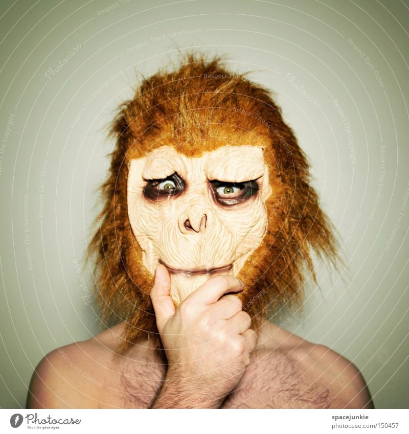 Selbstzweifel Affen Tier verkleiden Maske Denken Zweifel skurril lustig Humor Freude Affengesicht Karneval