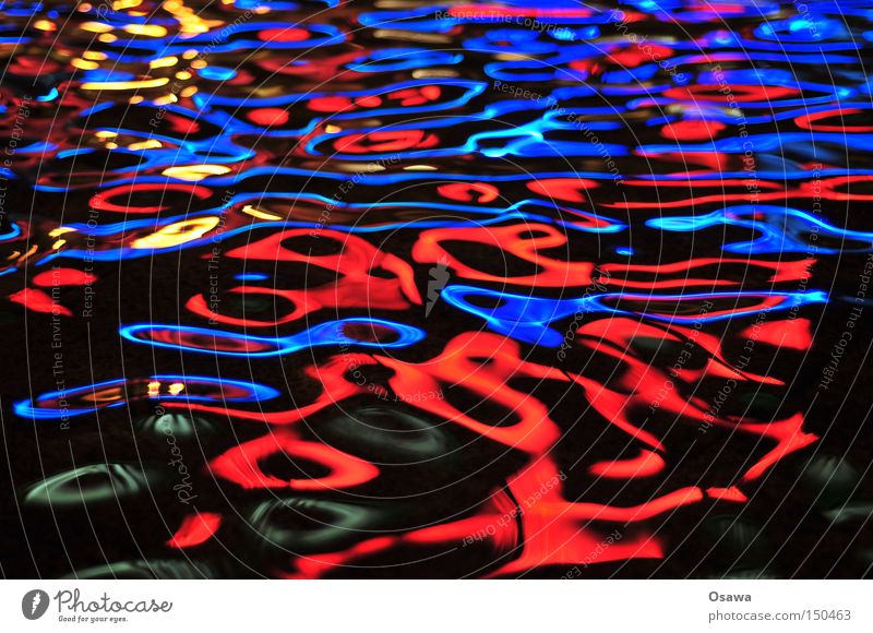 Spacecakebreak Wasser Reflexion & Spiegelung Wellen wellig rot blau schwarz Muster Strukturen & Formen Hintergrundbild nass Brunnen Nacht Licht ripples
