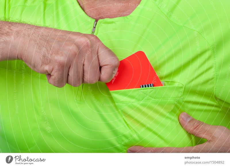 Der Schiedsrichter zieht eine rote Karte aus seiner Tasche Sport Fußball Mensch Mann Erwachsene Hand Hemd gelb grün Zeichen Bestrafung Strafe offiziell urteilen