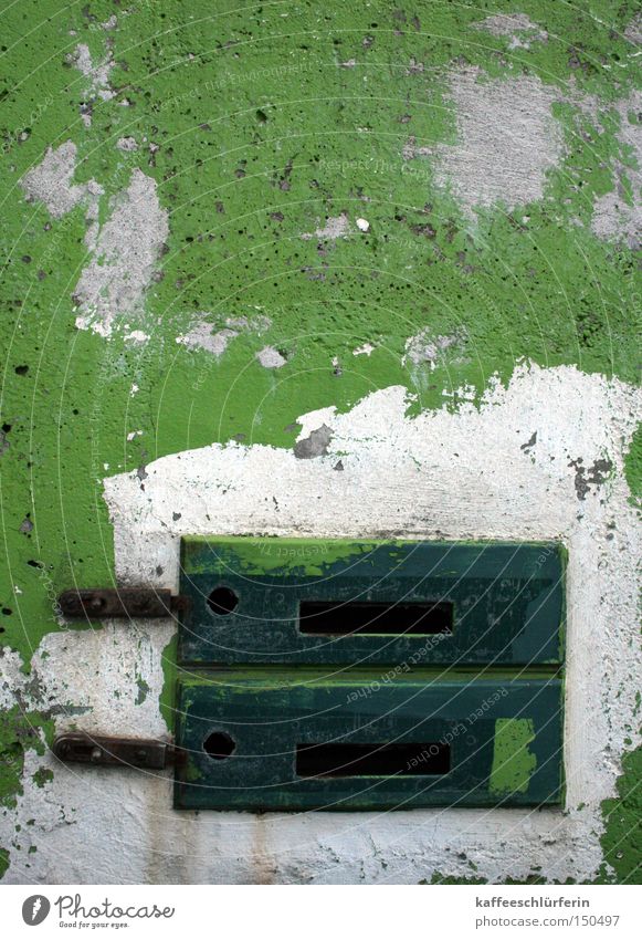 Kommunikationsabbruch weiß grün Briefkasten Mauer Post Schlitz verfallen