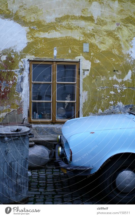 Krumau_01 Krummau Fassade Müllbehälter KFZ blau Fenster alt Tschechien Altstadt PKW