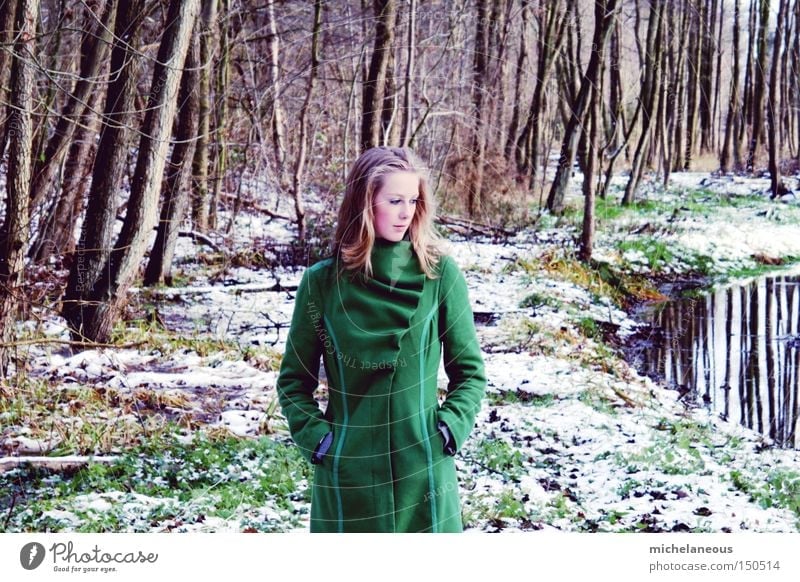 mädchen im walde Wald grün Bach Blatt Einsamkeit schön ästhetisch Fee Märchen verträumt Baum Gras Winter
