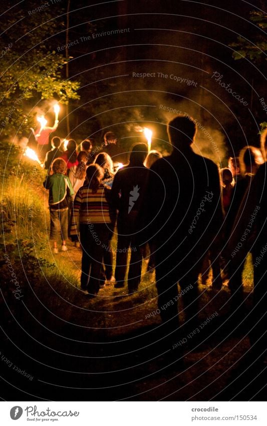 Nachtwanderung wandern Fackel Jugendliche Feuer dunkel Wald Angst Panik Menschengruppe Brand spukhaft