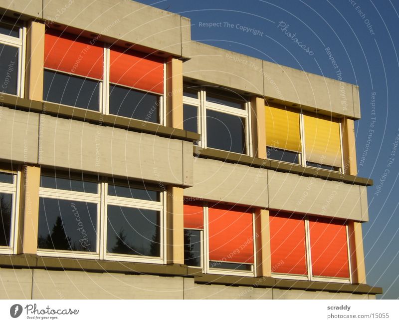 Schule gelb Fenster Rollladen Gymnasium Architektur Himmel blau orange Sonne Gevelsberg Schulgebäude Menschenleer Betonbauweise Blauer Himmel Außenaufnahme