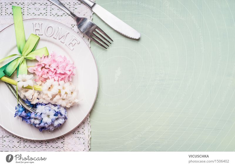 Frühlings gedeckter Tisch mit Hyazinthen Ernährung Mittagessen Festessen Geschirr Teller Besteck Messer Gabel Stil Design Häusliches Leben Wohnung Haus