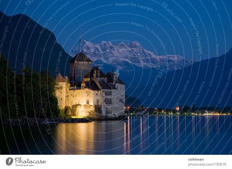 Schloss Chillon mit den Dents du Midi Burg oder Schloss Lac Lèmon See Berge u. Gebirge blau Dämmerung Festung Vergangenheit Licht Schweiz historisch Lampe