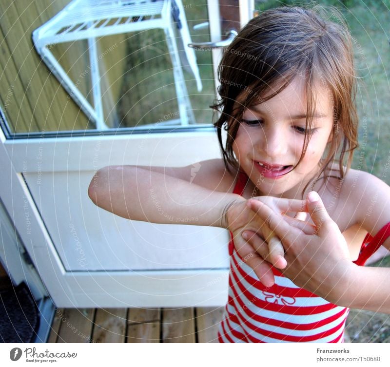 Fingersalat. Mädchen Kind Spielen Sommer Fingerspiel Freude lachen Zahnlücke niedlich Ferien & Urlaub & Reisen süß frech Stolz