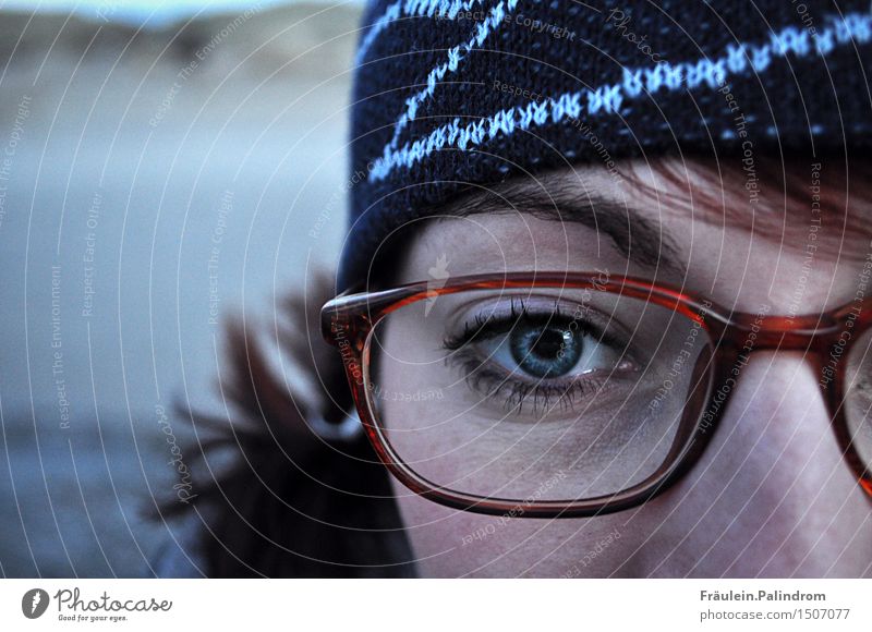 Winterdurchblick. feminin Auge 1 Mensch 18-30 Jahre Jugendliche Erwachsene Brille Mütze brünett rothaarig Blick authentisch kalt stark nachdenklich Kontaktlinse
