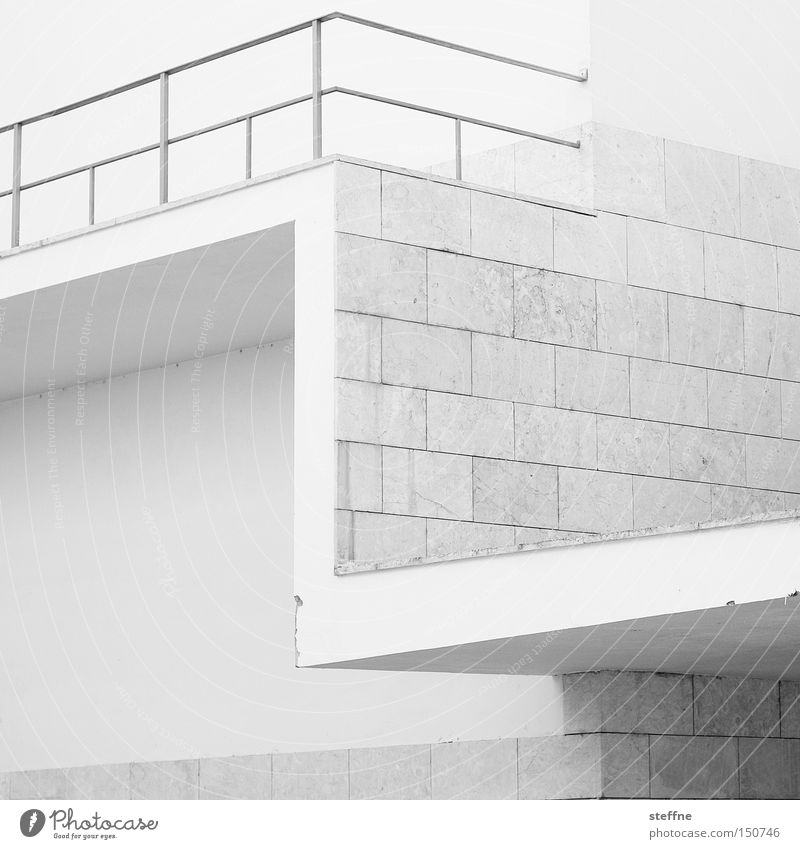 Buchstabe Architektur Buchstaben Lateinisches Alphabet Geländer modern Stadt Mauer Design weiß Detailaufnahme