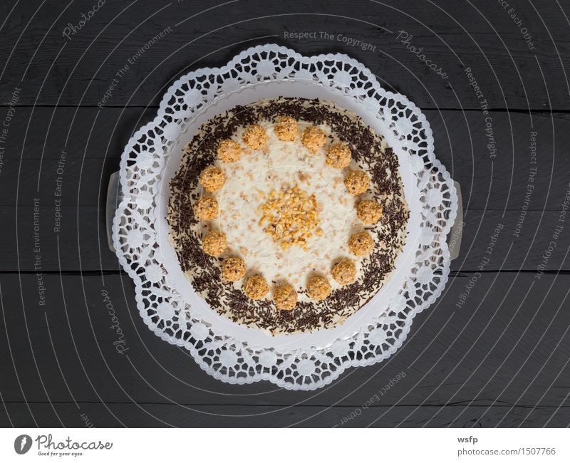 Mandel Nuss Torte auf dunklem Holz Kuchen Dessert dunkel Schokoladenstreusel Backwaren klassisch Tortenguss Biskuit Holztisch rustikal anthrazit