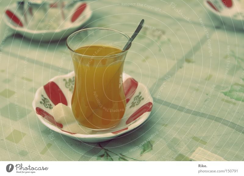 Türkischer Tee. Türkei Getränk trinken heiß lecker süß Zucker Naher und Mittlerer Osten orange Glas Löffel Tisch genießen Durst Gastronomie Asien