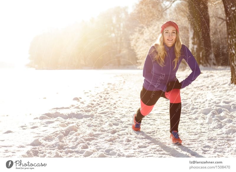 Aktive junge Frau, die draußen trainiert Sonne Winter Schnee Sport Erwachsene 1 Mensch 30-45 Jahre Schneefall Park See Bekleidung blond Fitness Lächeln Aktion