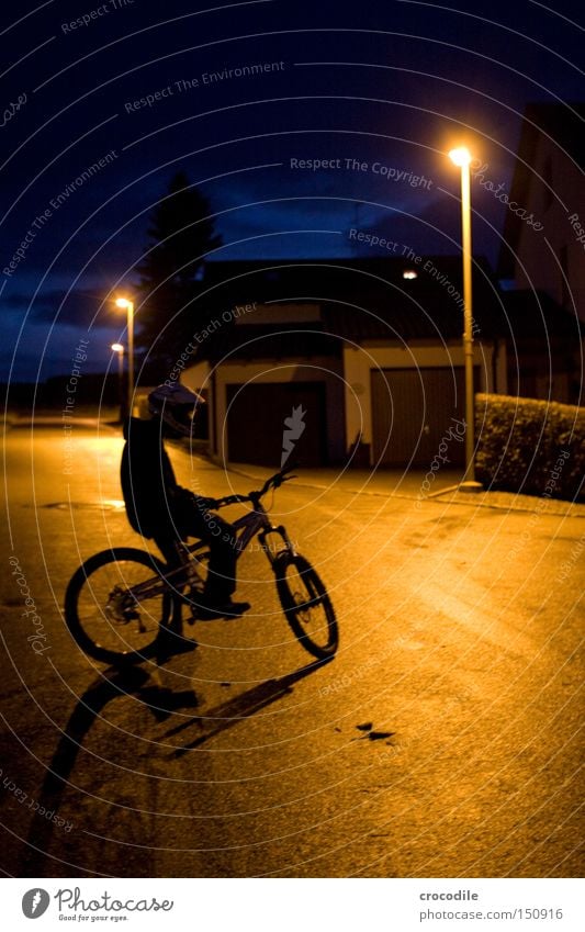 Nightrider lV Motorradfahrer Fahrrad Sport Helm Mann Nacht Dämmerung Lampe stehen sitzen Reifen Baum Extremsport Frieden Spielen downhill freeride