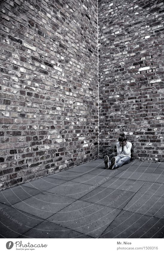 alleine sein Mädchen 1 Mensch Mauer Wand sitzen Traurigkeit Sorge Liebeskummer Schmerz Sehnsucht Enttäuschung Einsamkeit Erschöpfung Architektur Körperhaltung