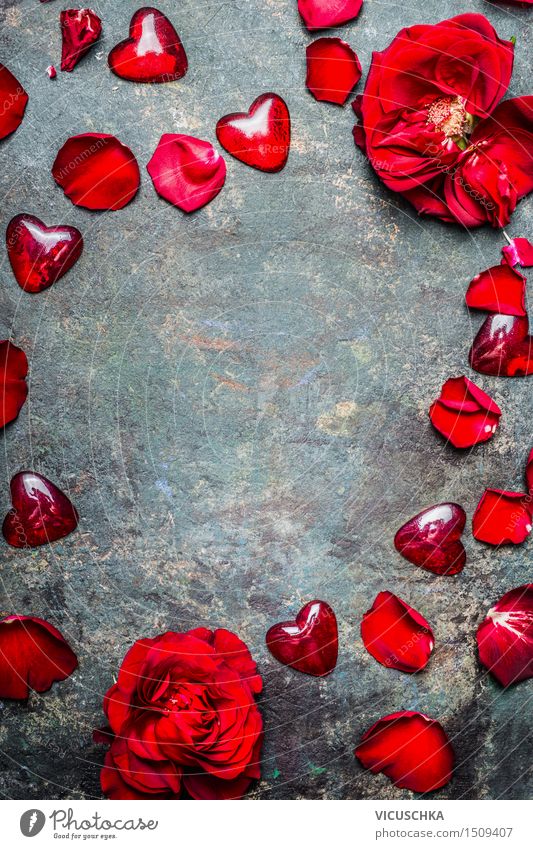 Hintergrund mit rot Rosen Blütenblätter und Herzen Stil Design Dekoration & Verzierung Feste & Feiern Valentinstag Natur Pflanze Blume Blumenstrauß Glas Liebe