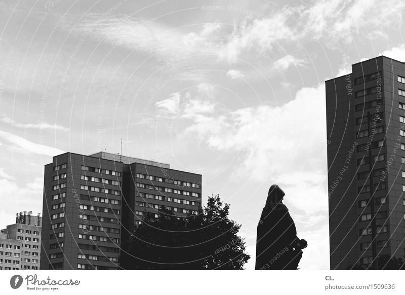 irgendwo in berlin Sightseeing Städtereise Himmel Wolken Schönes Wetter Baum Berlin Stadt Hochhaus Platz Gebäude Architektur Fassade Statue Schwarzweißfoto