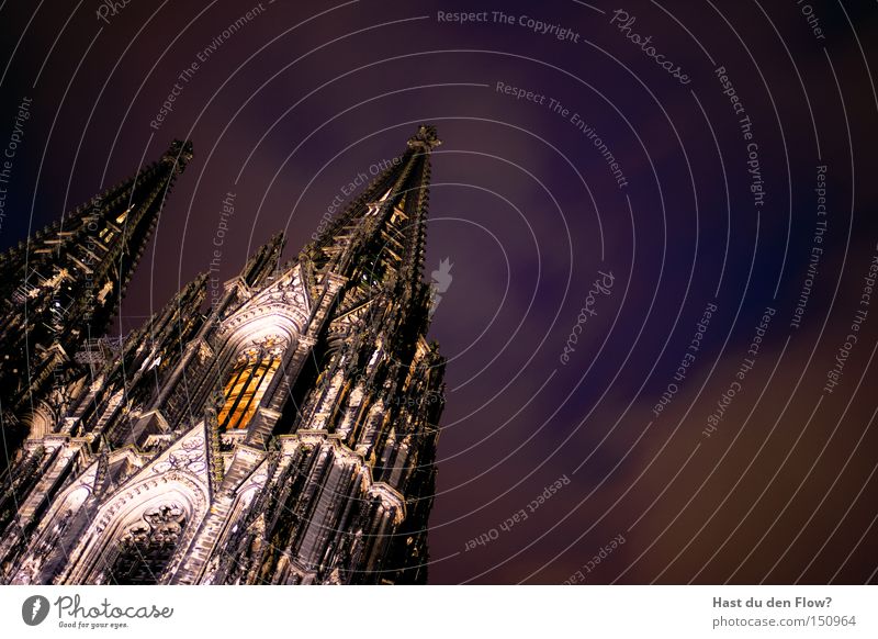 Der Dom Von Unten Kölner Dom Religion & Glaube Kirche Wahrzeichen Nacht Beleuchtung Domplatz violett blau Turm Mittelalter Architektur Päpste Gotteshäuser