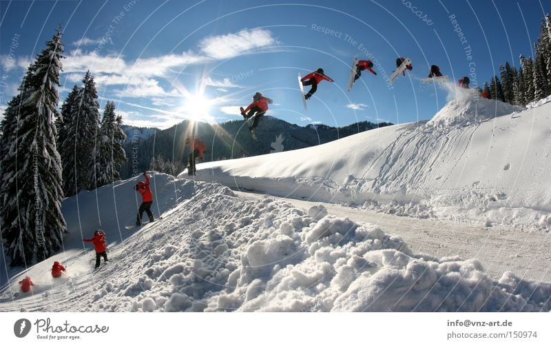 Road Gap Snowboard Winter Trick kalt Sport springen Sonne Schnee Pulverschnee Straße fliegen Mut schön Extremsport Wintersport 360 rotieren Drehung Abheben