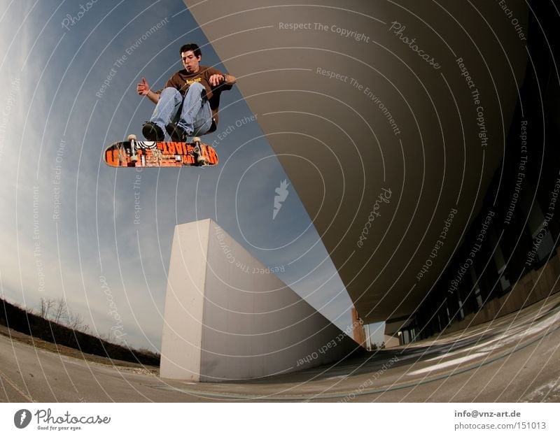 360 Flip Skateboarding Trick Salto verrückt abgefahren Beleuchtung Tunnel blau Himmel Mauer Stil Extremsport Fischauge Jugendliche