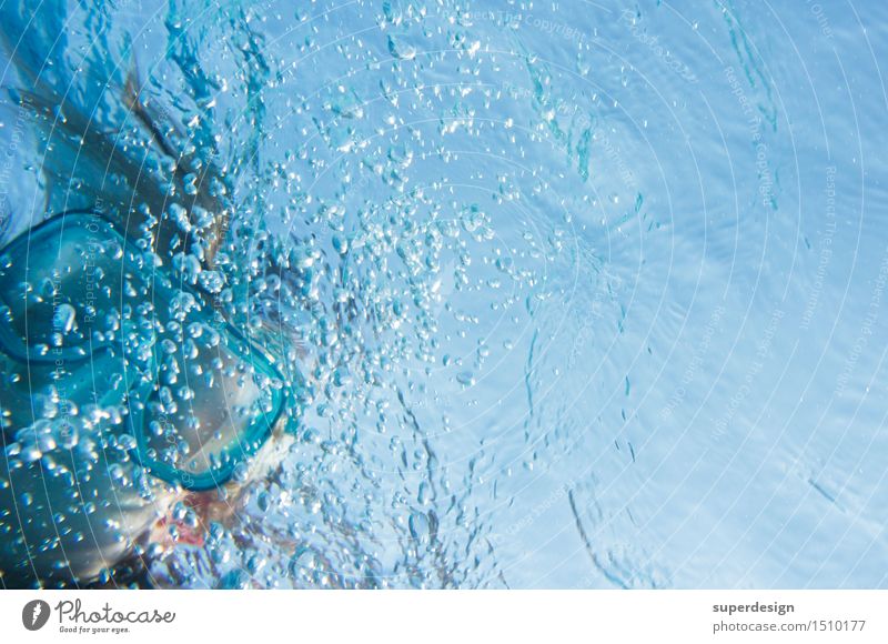 Blick im Winkel Kind 3-8 Jahre Kindheit atmen entdecken Ferien & Urlaub & Reisen Schwimmen & Baden tauchen außergewöhnlich frisch einzigartig maritim blau
