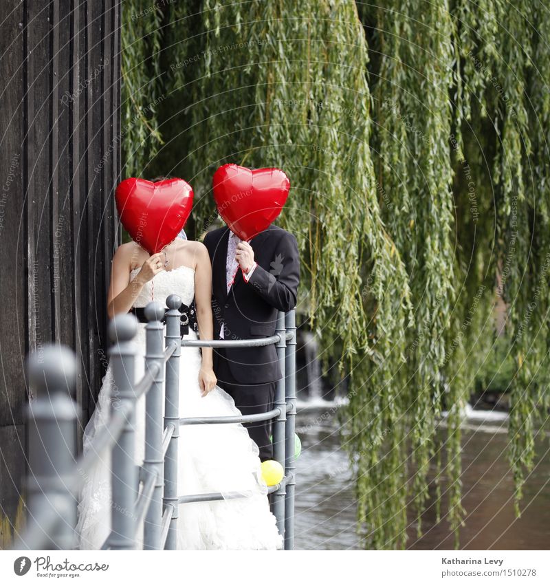 <3 Freude Glück Wohlgefühl Flirten Feste & Feiern Hochzeit Mensch Frau Erwachsene Mann Partner 2 Kleid Anzug Brautkleid Luftballon rot schwarz weiß Zusammensein