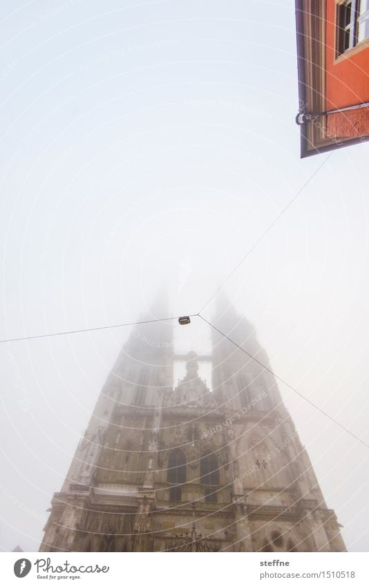 vernebelter Blick Winter Nebel Regensburg Haus Kirche Dom außergewöhnlich Religion & Glaube Morgendämmerung Morgennebel Farbfoto Textfreiraum oben