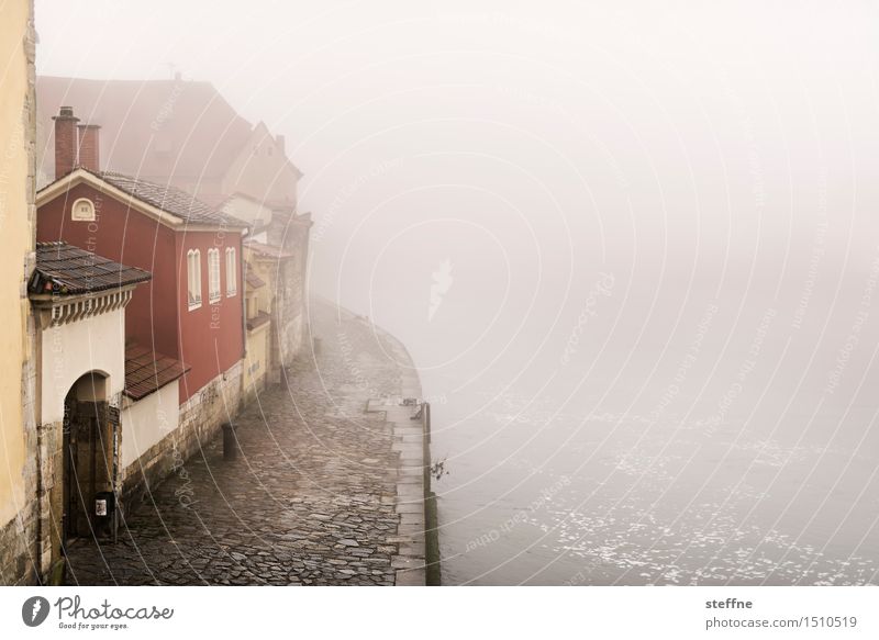 Alles fließt: Donau Landschaft Winter schlechtes Wetter Nebel Haus geheimnisvoll Regensburg mystisch Farbfoto Außenaufnahme Textfreiraum rechts
