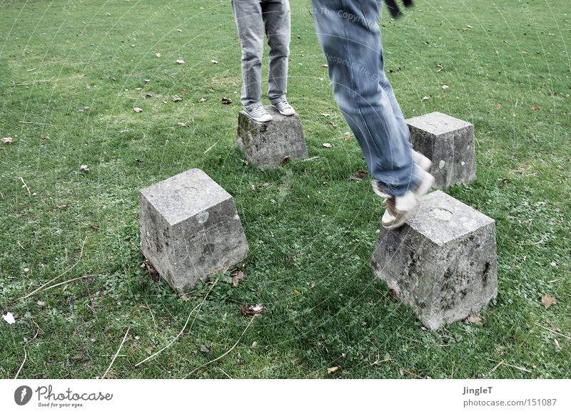 hüpfekästchen 3D Rasen Park Stein Klotz hüpfen springen Mensch Beine Fuß Spielen toben 4 Köln kalt Bewegung Garten Rheinterrasen