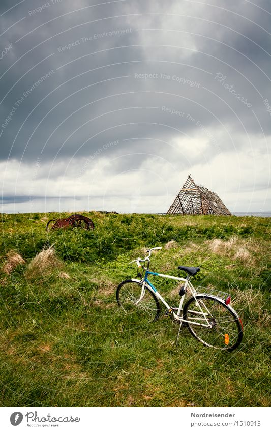 Fischers Fahrrad Fahrradtour Meer Fahrradfahren Landschaft Himmel Gewitterwolken Klima schlechtes Wetter Regen Gras Wiese Fischerdorf Stadtrand Menschenleer
