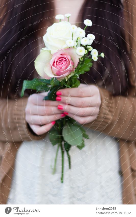 Blumen für dich! Außenaufnahme Frau feminin festhalten Gedeckte Farben beige weiß rosa grün rot Hand Fingernagel Geschenk geben Jacke geplückt langhaarig braun