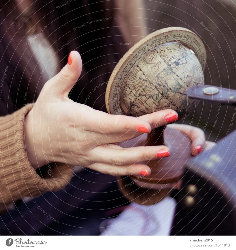 Reise um die Welt Mensch feminin Hand Finger 1 Globus Idee Wunsch Zeit Ferien & Urlaub & Reisen Koffer Nagellack rot beige Erde erleben entdecken Farbfoto