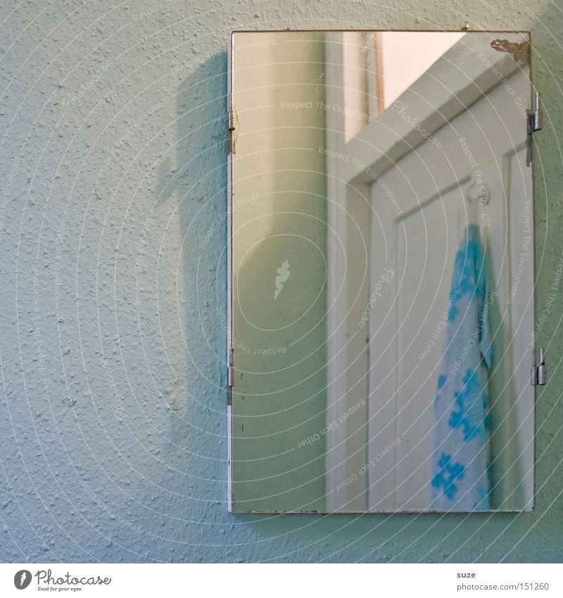 Spiegelbild Bad Toilette Handtuch Wand Raufasertapete Tür DDR früher hell-blau Haushalt