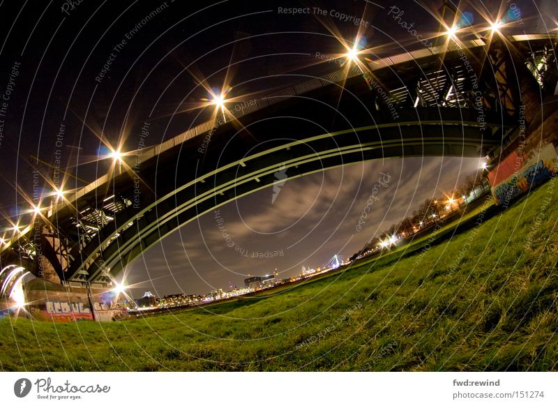 Stargate Brücke Fischauge Nacht Froschperspektive Köln Langzeitbelichtung grün Rasen Wiese Himmel Wolken Stahl Licht Elektrizität Nachtaufnahme Architektur