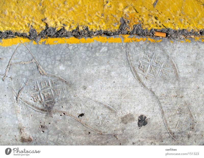 Fossilien von übermorgen Beton grau gelb Linie Fußspur Spuren Archäologie Gummistiefel Straße Straßenrand Parkverbot Straßennamenschild obskur Zigarettenstummel