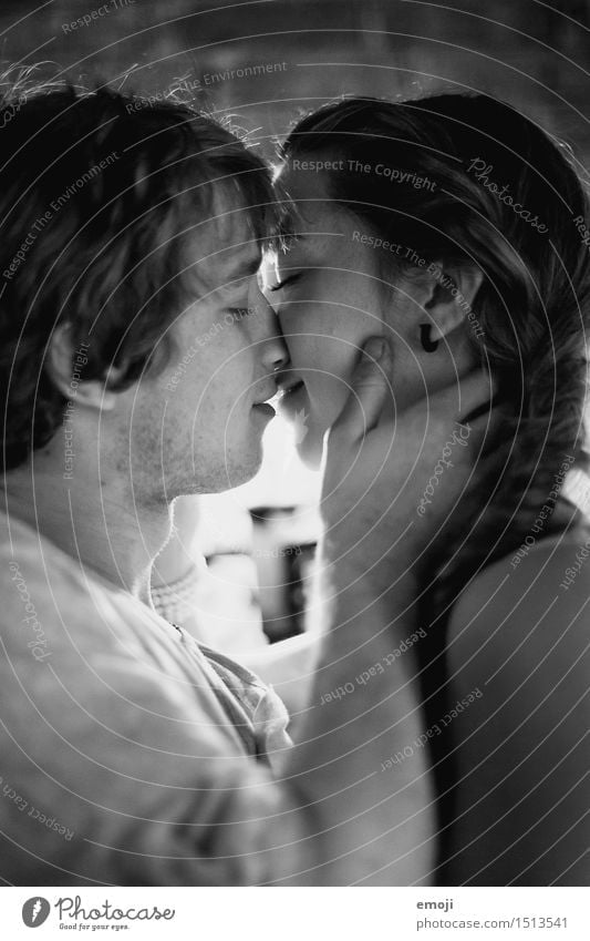 junges Paar küsst sich Schwarzweiss maskulin feminin Junge Frau Jugendliche Junger Mann 2 Mensch Zusammensein Glück Küssen Liebe Liebespaar Verliebtheit