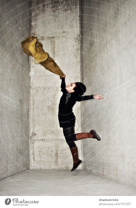 Luisa springt springen gelb Tuch Beton grau Freude hüpfen weiß Haut Mensch Lebensfreude kalt