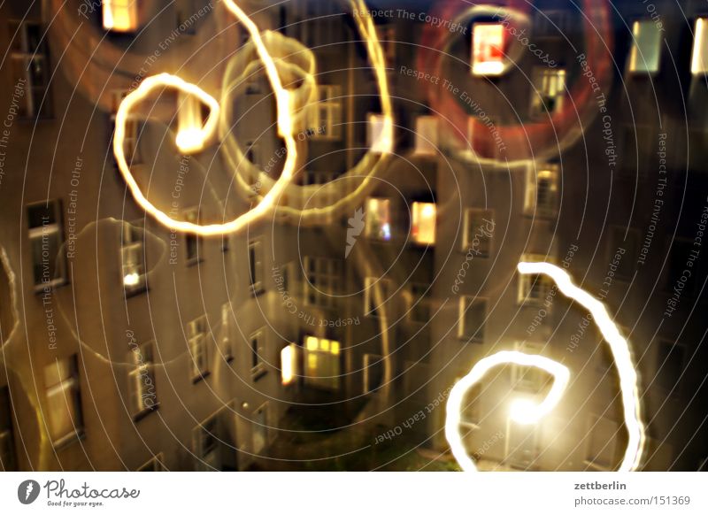 Durchdrehen Licht Lichtspiel Feste & Feiern Bewusstseinsstörung chaotisch Spirale Haus Stadthaus Hof Hinterhof Fenster Fassade Phantasie Freude Feiertag