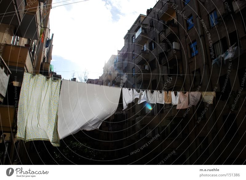 windig geleint Wäsche Seil Wind Wäscheleine Bekleidung trocknen Italien gespannt Tuch Bettlaken hinten Hinterhof Haushalt